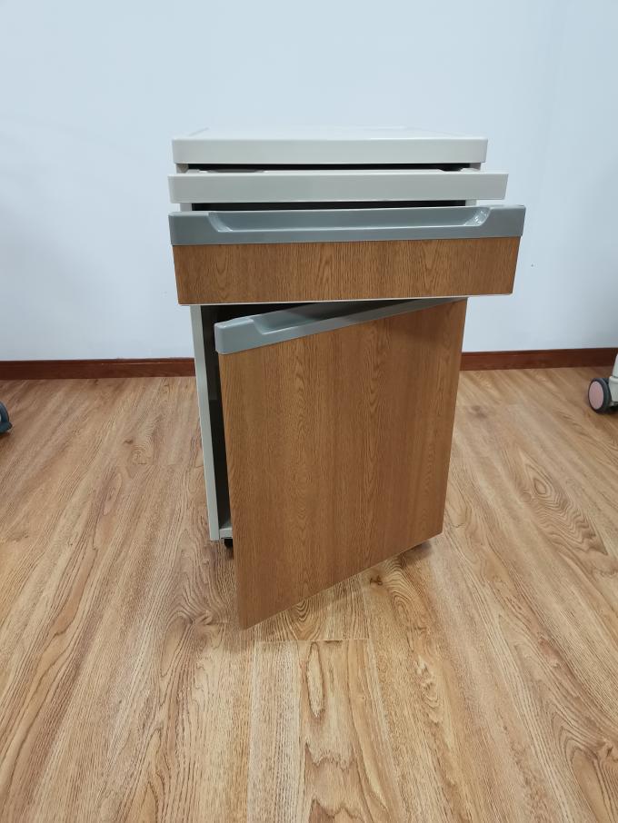 एल्यूमीनियम प्लेट संरचना अस्पताल बेडसाइड कैबिनेट टेबल लकड़ी का रंग कैस्टर के साथ 0