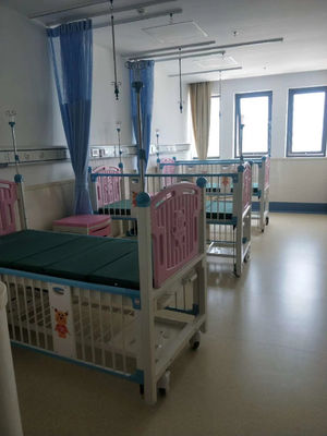 दो क्रैंक एडजस्टेबल बैकरेस्ट हॉस्पिटल बेबी क्रिब