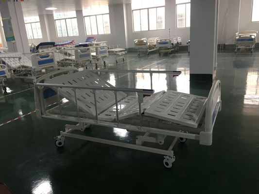 शानदार कैस्टर मल्टीफ़ंक्शन सीई आईएसओ 680 मिमी 3 क्रैंक मैनुअल हॉस्पिटल बेड