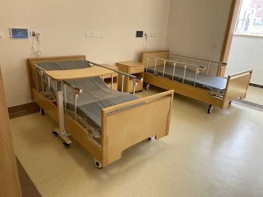 लकड़ी के हेडबोर्ड 700 मिमी इलेक्ट्रिक 3 कार्य होम केयर बेड नर्सिंग बेड